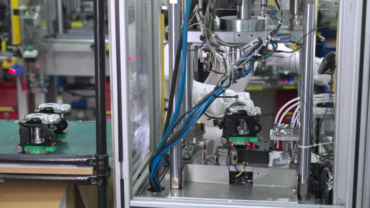 图说：智元精灵G2将汽车安全带锁芯送人压紧机（企业供图）