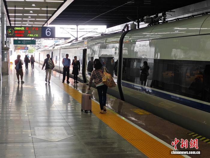 經廣深鐵路出行的旅客。田恬 攝