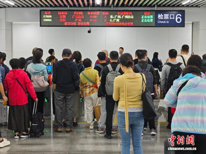 經廣深鐵路出行的旅客。田恬 攝