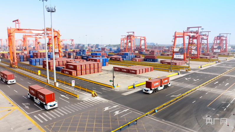 无人平板运输车（央广网记者 李瑶 摄）