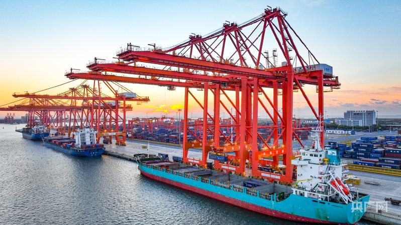 多艘货轮停靠在码头装卸货（央广网记者 李瑶 摄）