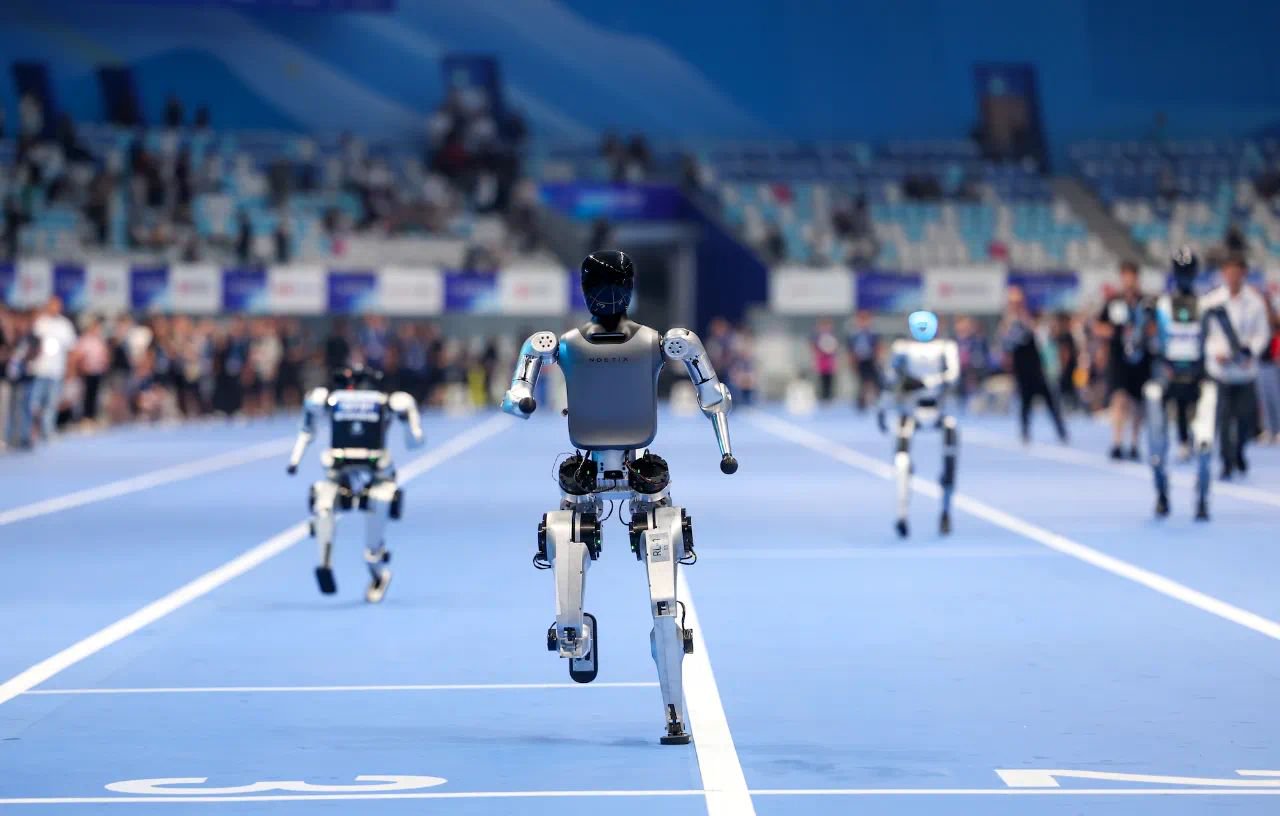 图说：松延动力N2机器人赛跑（企业供图）