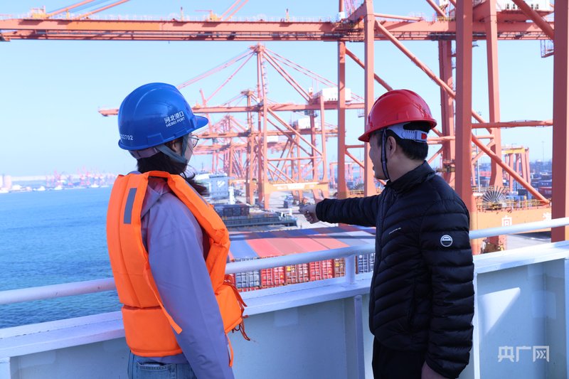 记者在班轮甲板上俯瞰港口（央广网记者 李瑶 摄）