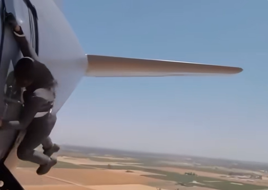 时速260公里！女博主徒手扒飞机：模仿汤姆·克鲁斯名场面