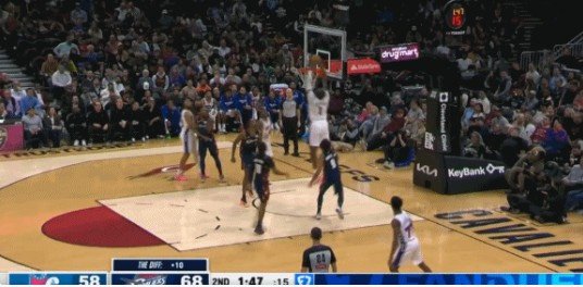 找回感觉！马克西突破高高抛传 德拉蒙德底线空接双手暴扣！