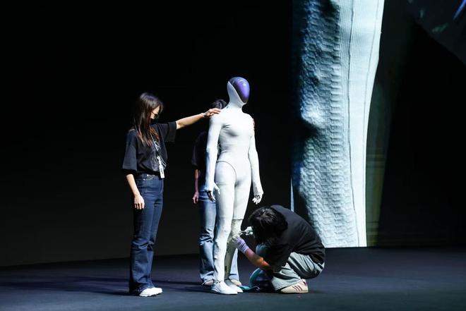 大电池加持，小鹏X9增程版35万元起预售，人形机器人二度登场回应“藏真人”质疑