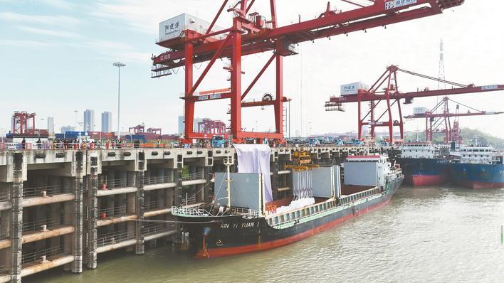印尼拉博塔港-武汉阳逻直航首航开通仪式。图为格林美的货船。