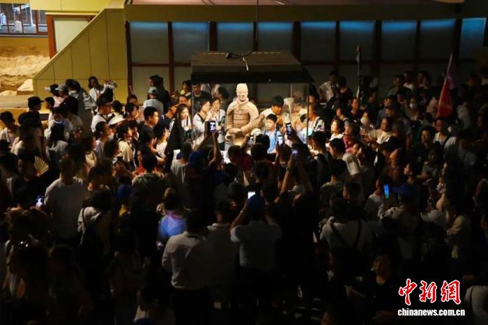 圖為秦始占士陵博物院迎來大批觀眾。秦始占士陵博物院供圖