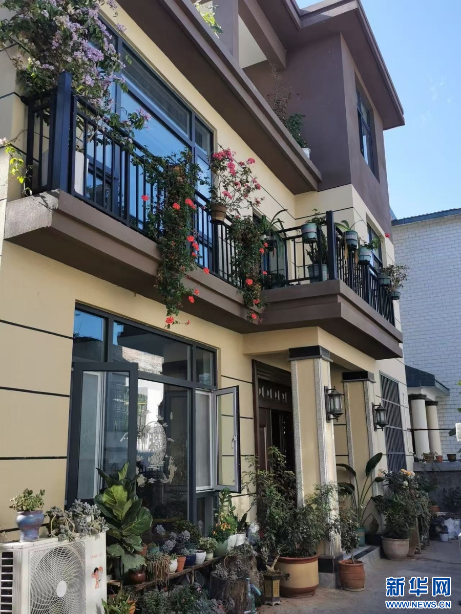 興民社區居民家中種植的花草（資料圖）。新華網發（麗江市搬遷安置辦公室 供圖）