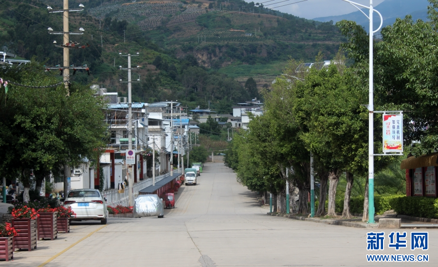 新源村委會乾淨整潔的村道（10月22日攝）。新華網發