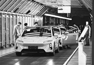 图为在合肥市新桥智能电动汽车产业园蔚来第二工厂拍摄的新能源汽车生产线。新华社记者 周牧 摄