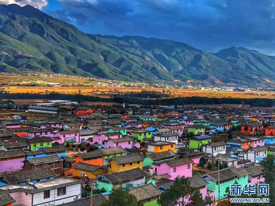 金龍村顏色各異的樓房（資料圖）。新華網發（麗江市搬遷安置辦公室 供圖）