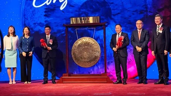 赛力斯港股挂牌首日惊险过关 但华为“依赖症”仍是终极考验