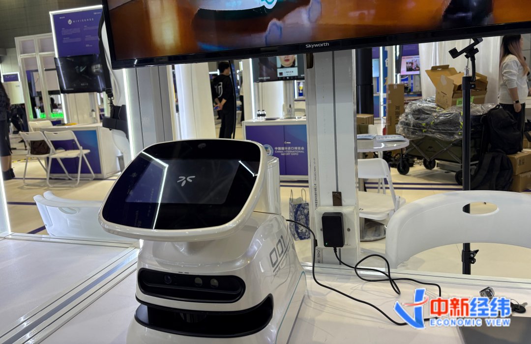 家庭陪伴机器人ClickCopilot 中新经纬 闫淑鑫摄