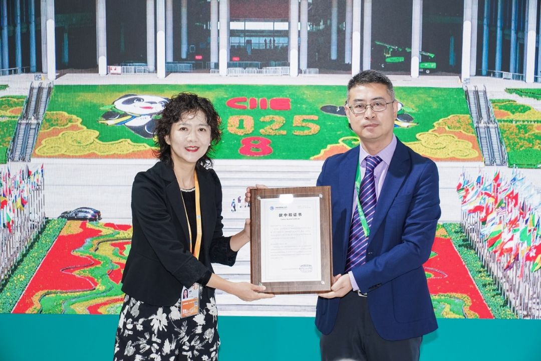 图为上海环境能源交易所副总经理彭峰（右）向淡水河谷中国区总裁谢雪（左）颁发碳中和证书。（资料图片）