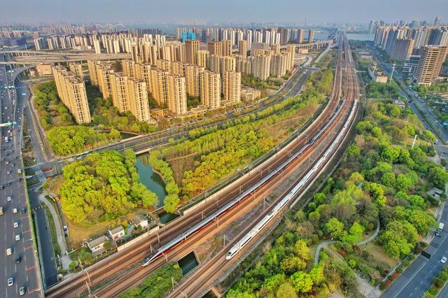 高铁列车驶过。上铁集团 供图