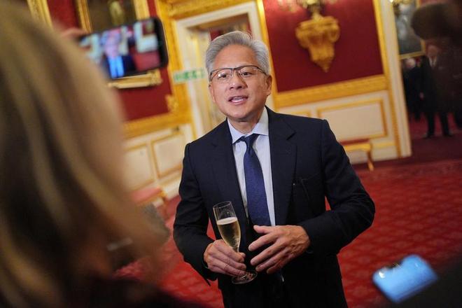 呵呵，黄仁勋赶紧找补：中国还是落后一丢丢啦