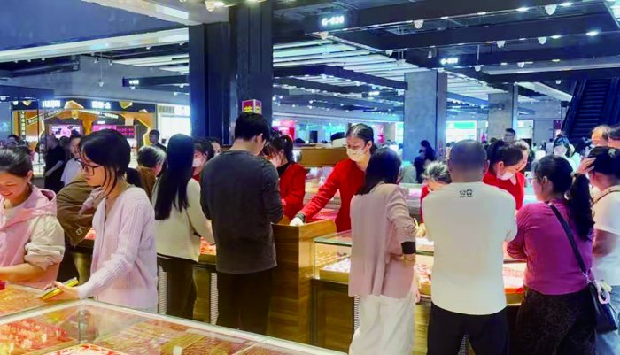 实探深圳水贝市场:金饰两天上涨60元 买卖价差拉大