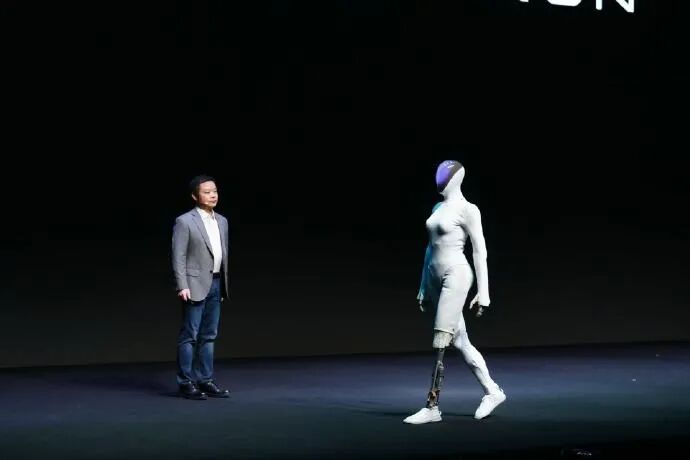 在机器人IRON通电运行状态下,现场剪开其腿部覆盖件,公开展示内部的机械结构。企业供图