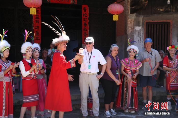 外國遊客體驗拋陀螺。華安縣融媒體中心供圖