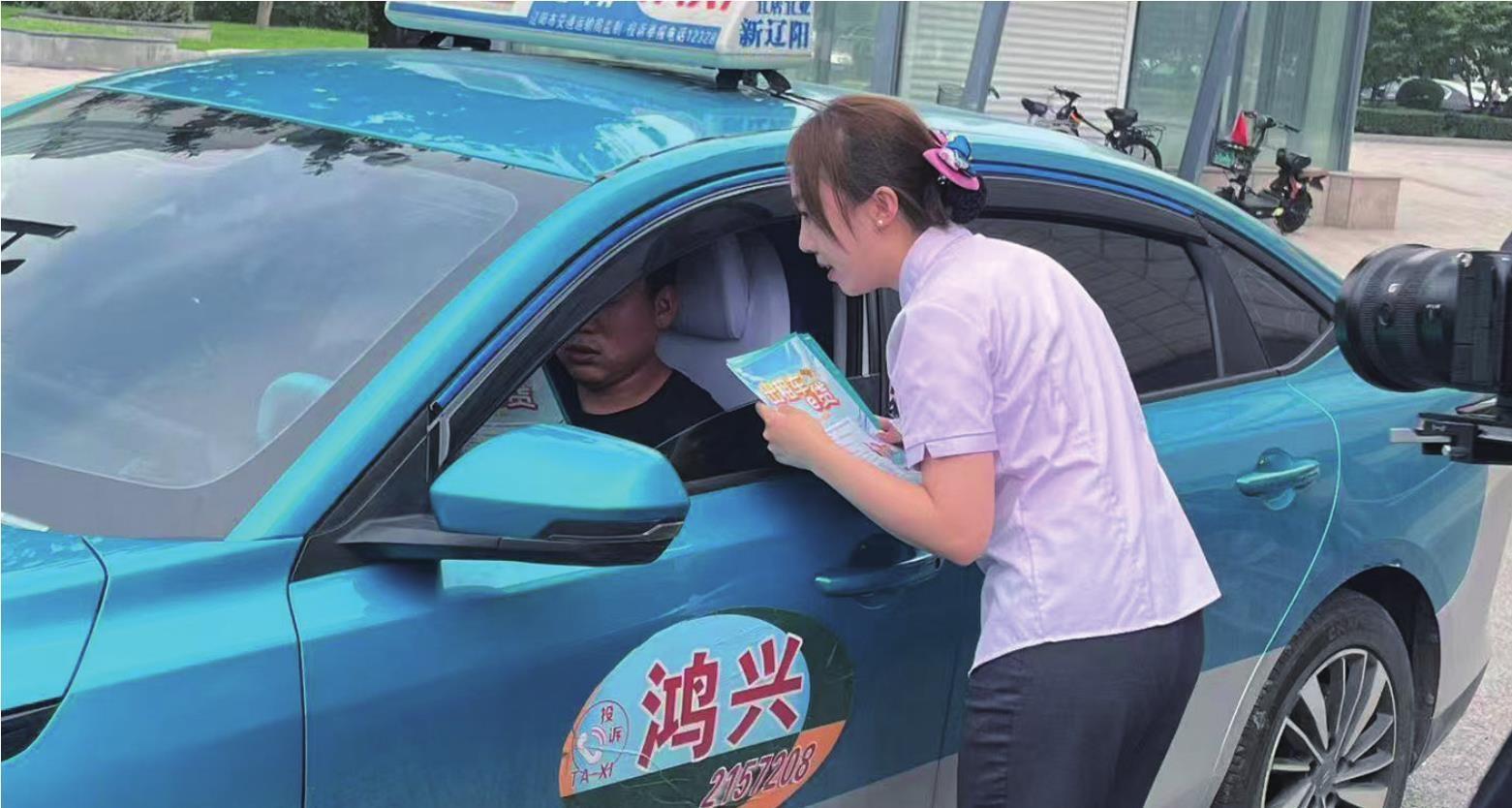 辽阳农行工作人员为出租车师傅讲解“出租车e贷”等金融创新产品。 受访者供图