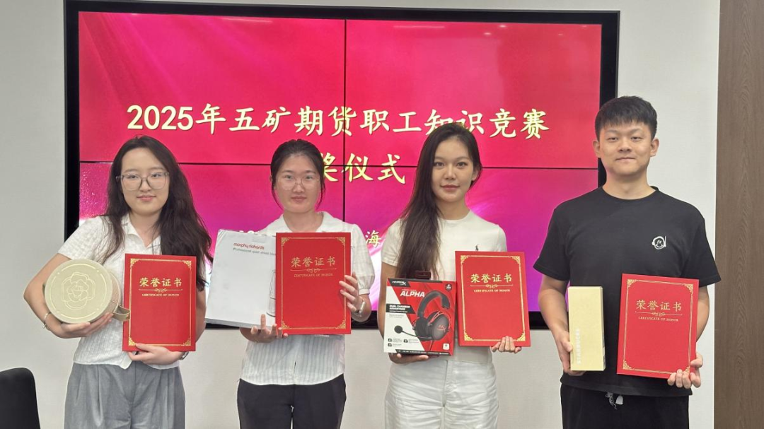 （图：个人奖获得者合影）