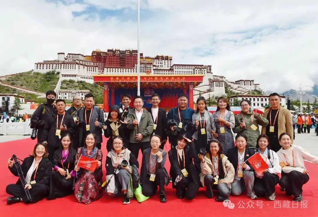 图为西藏日报全媒体记者在西藏自治区成立60周年庆祝大会现场。