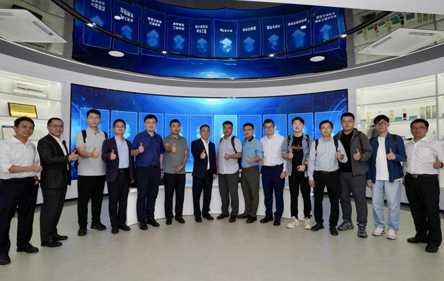 参观四航科创展馆合影·应思珑摄