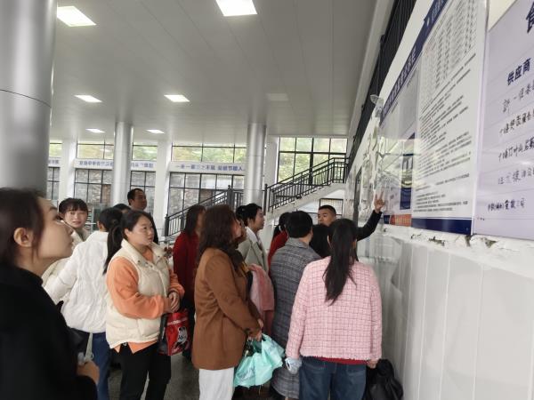 房县青峰初中召开家长委员会会议