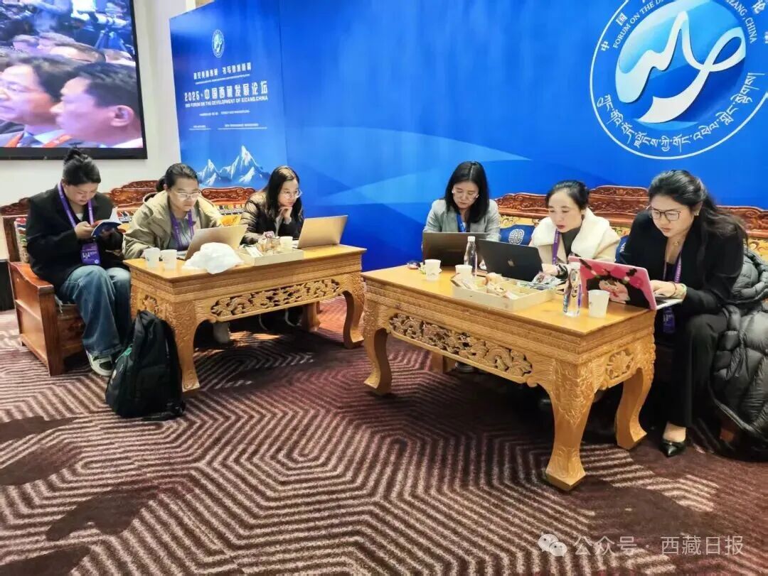 图为西藏日报记者在2025·中国西藏发展论坛现场。