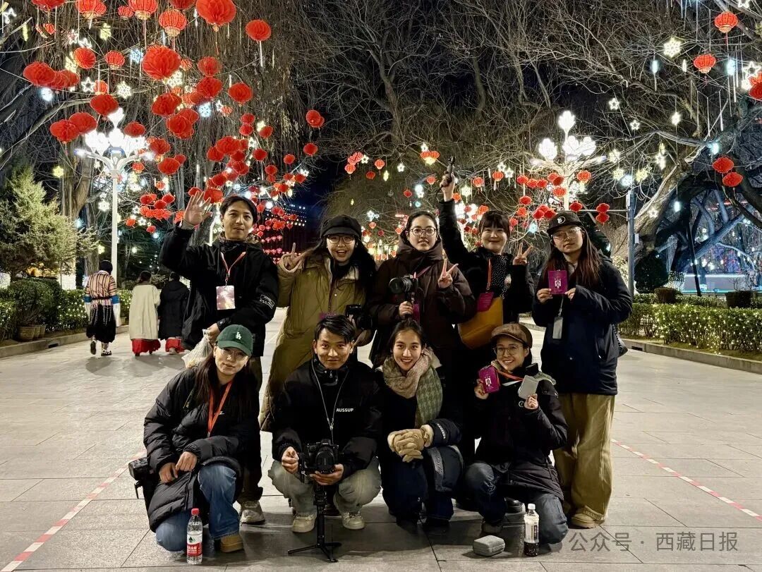 图为西藏日报记者在结束总台春晚拉萨分会场采访后合影。