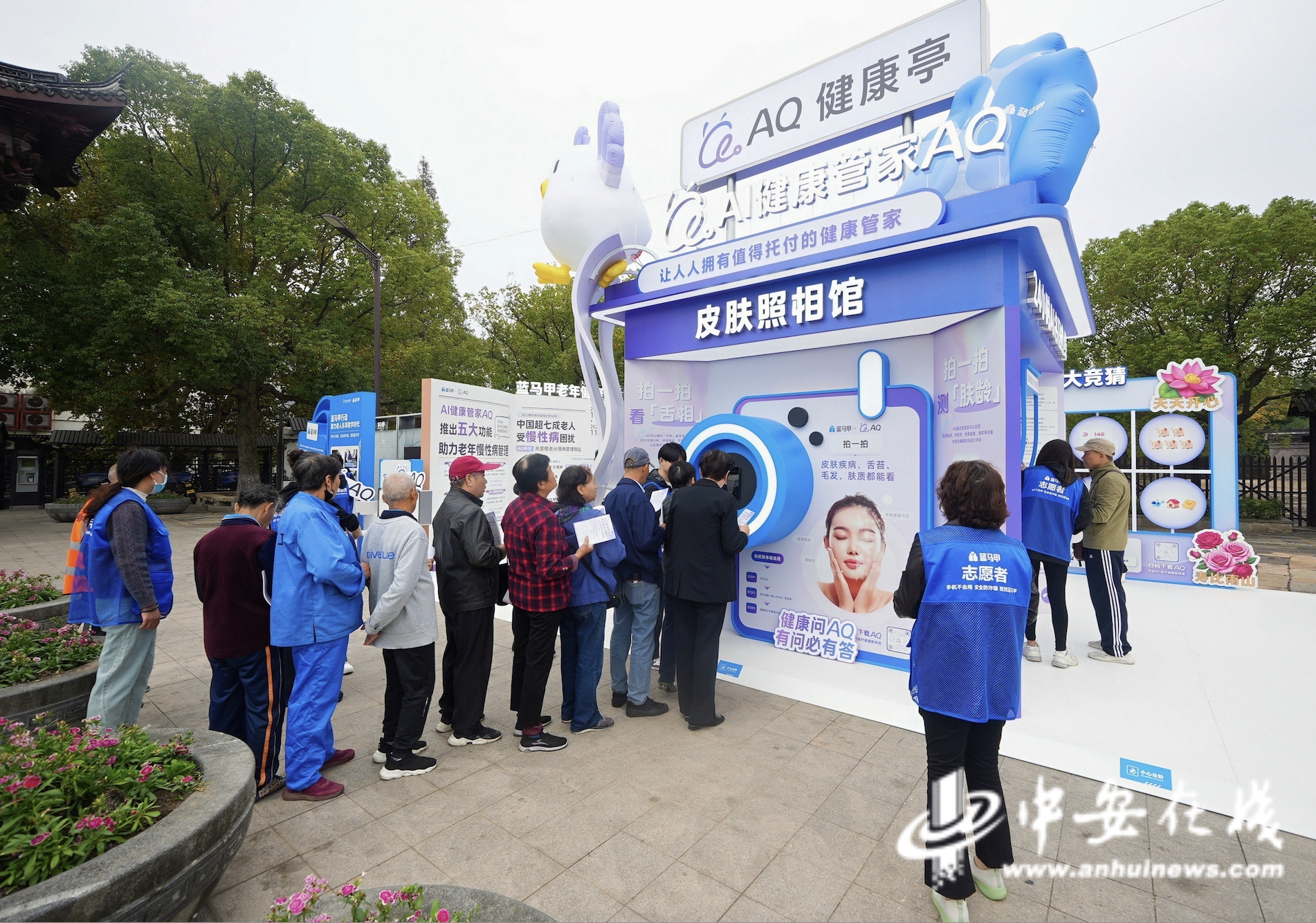 探访2025乌镇峰会:AI眼镜成为“私人导游”,数字技术让古籍“活”起来