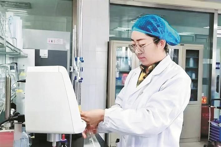 安美玲在研发实验室滴定奶啤酸度（资料图片）。 安美玲 提供