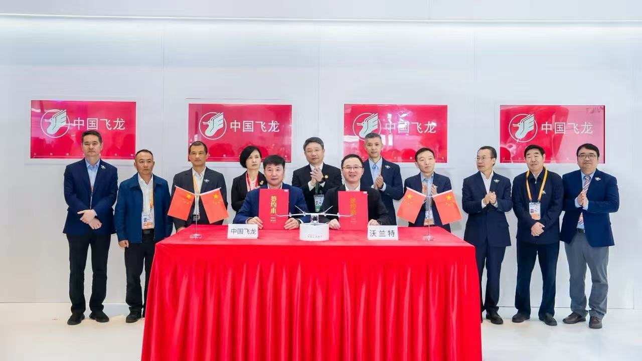   图为沃兰特航空在进博会现场与中国飞龙通航签约合作   受访者供图