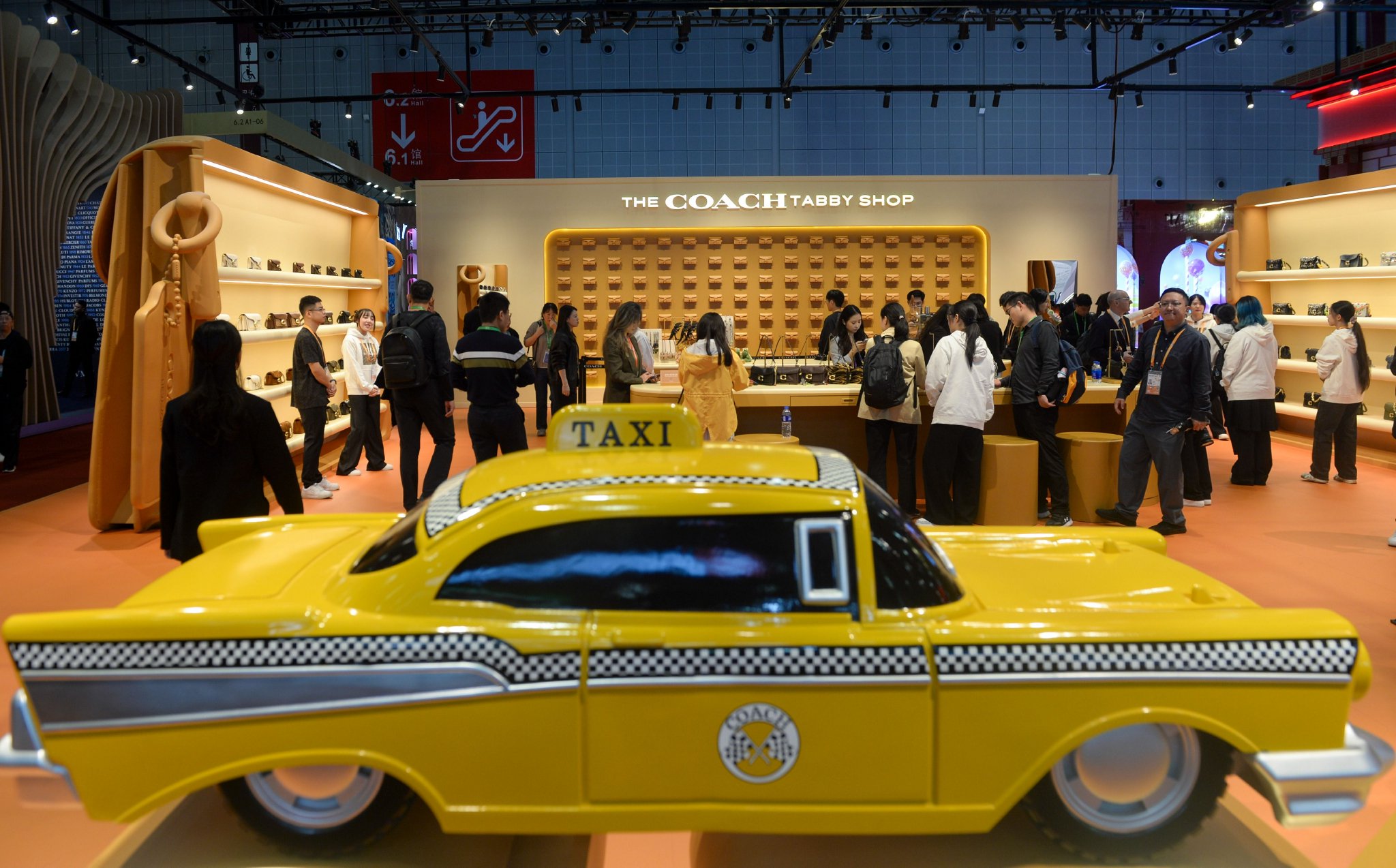 消费品展区，国际时尚品牌打造造型多样的特色展台。