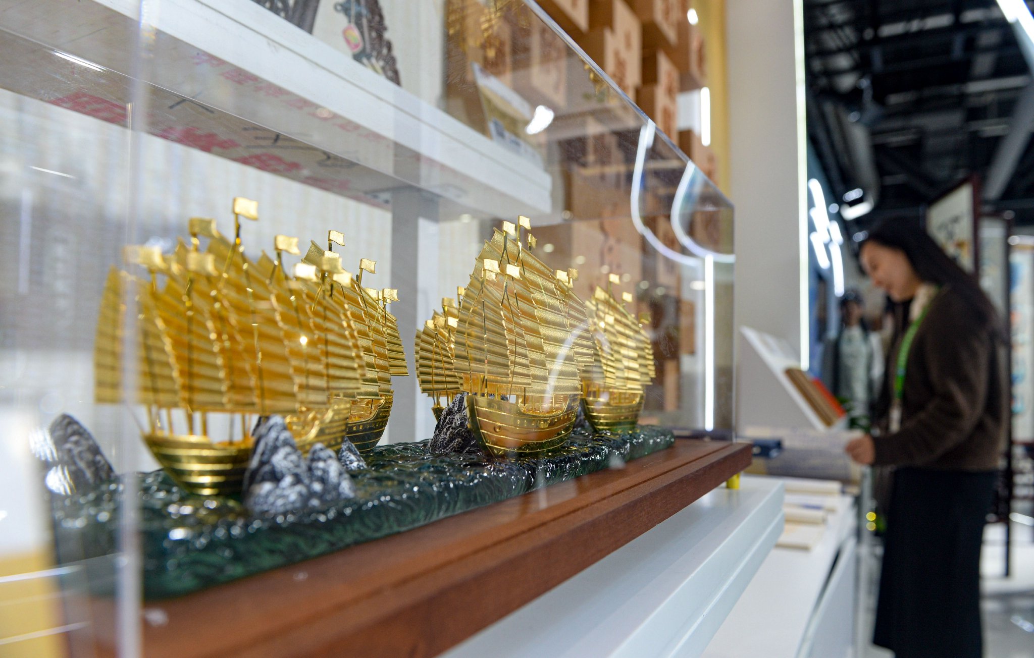 金陵金箔向中外友人展示六朝古都的文化魅力和消费潮流。