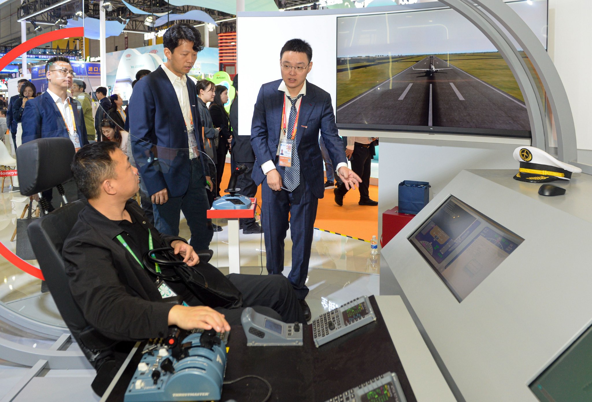 霍尼韦尔展台的未来航空主题展区，观众在模拟飞机驾驶舱内感受航空体验。