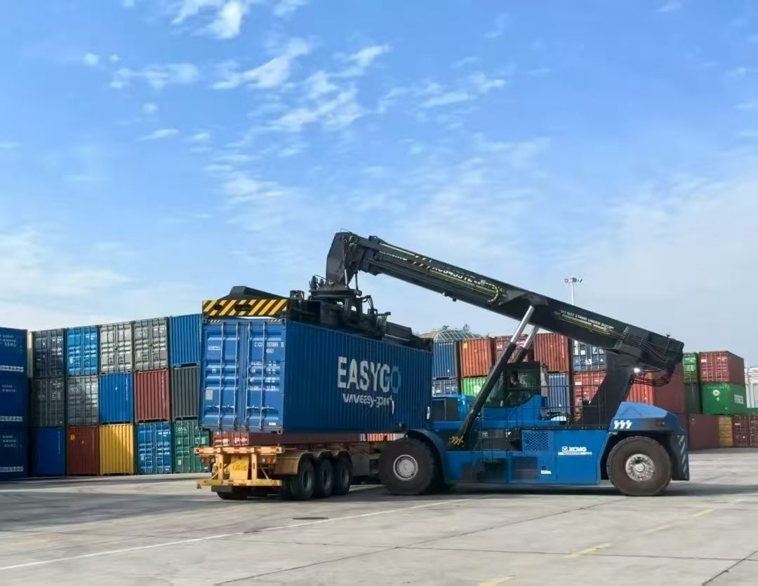 货物经国际班列，运抵广元国际铁路港海关监管中心。受访者供图