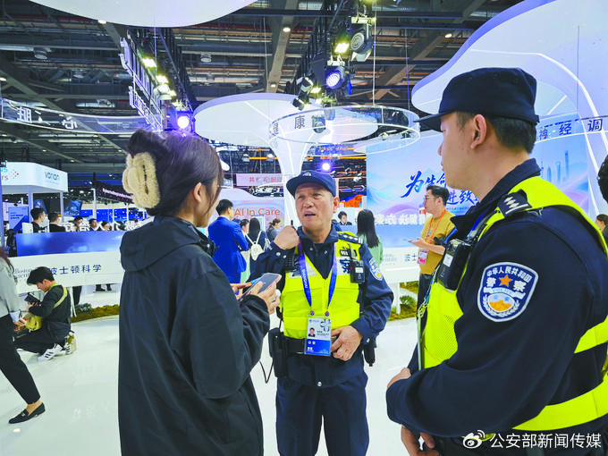 11月7日，胡君根（中）与展商交流。记者谢俊思 摄