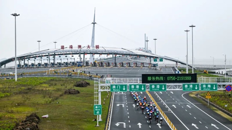 圖為第十五屆全國運動會公路單車測試賽中，參賽選手無感通關通過港珠澳大橋