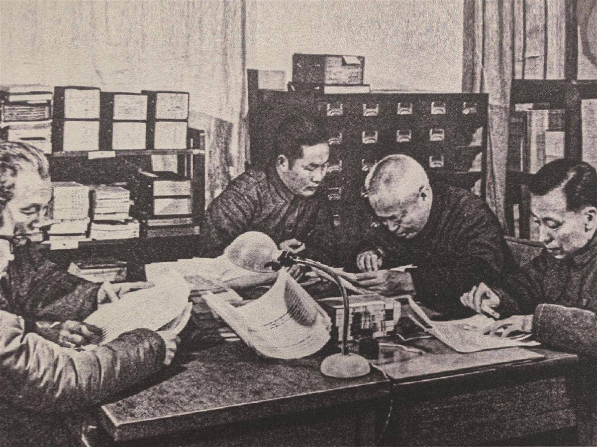 整理小組在整理研究雲夢睡虎地秦墓竹簡（湖北日報全媒記者海冰翻拍）