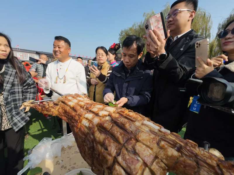 被列入非遗的丰宁烤全羊受到食客欢迎。受访者供图