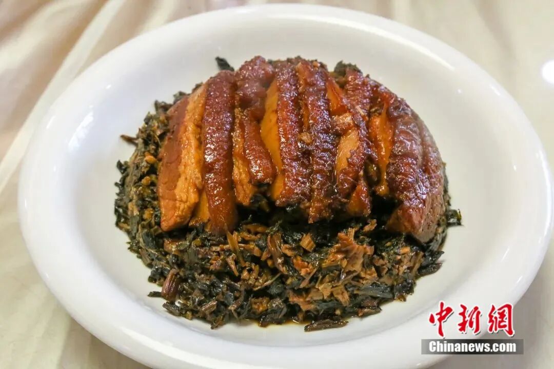 圖為梅菜扣肉。