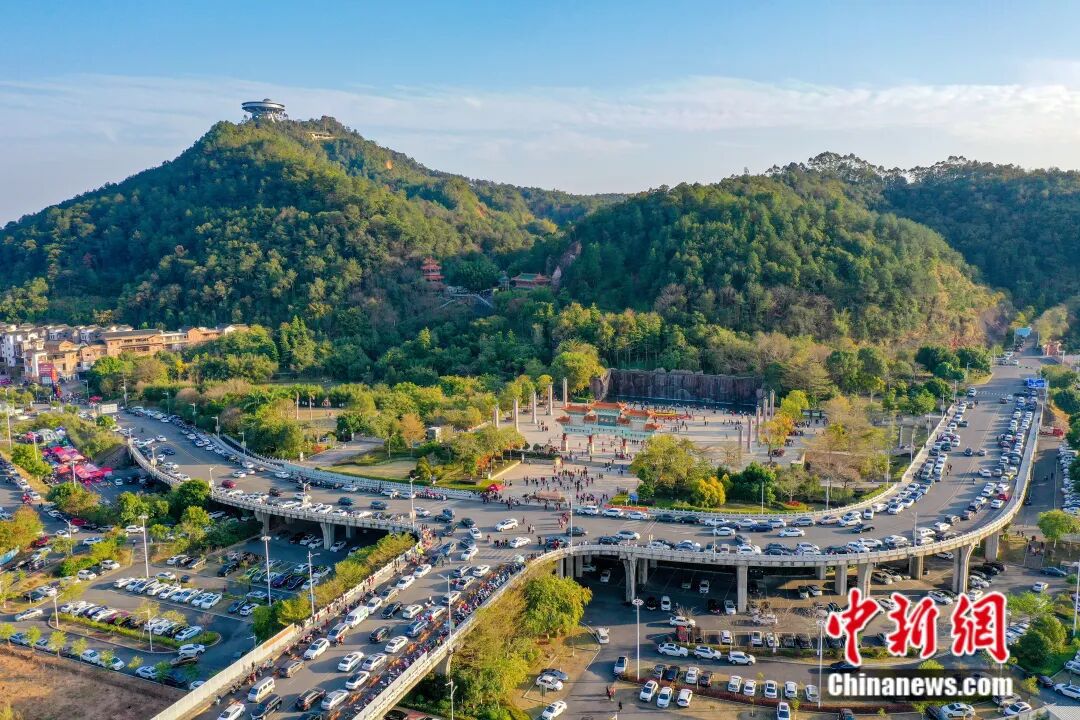 圖為神光山遊客如織。黃偉金 攝