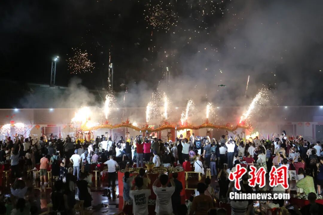 圖為豐順燒火龍。溫竹蘭 攝