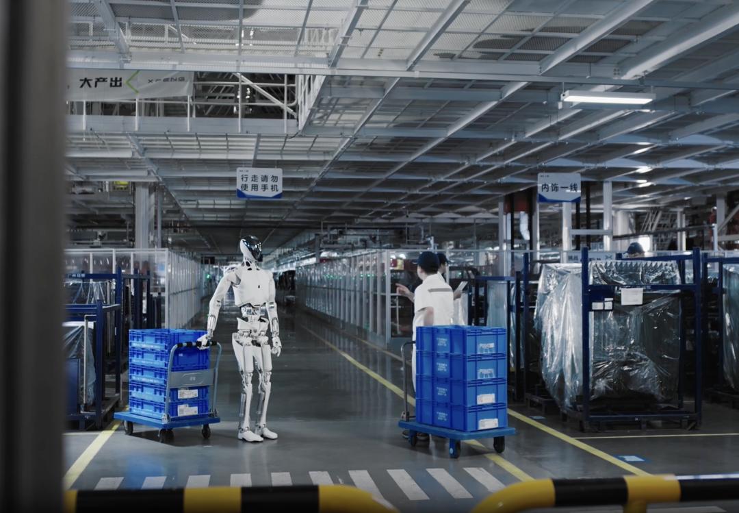 △小鵬機器人在汽車工廠推箱子