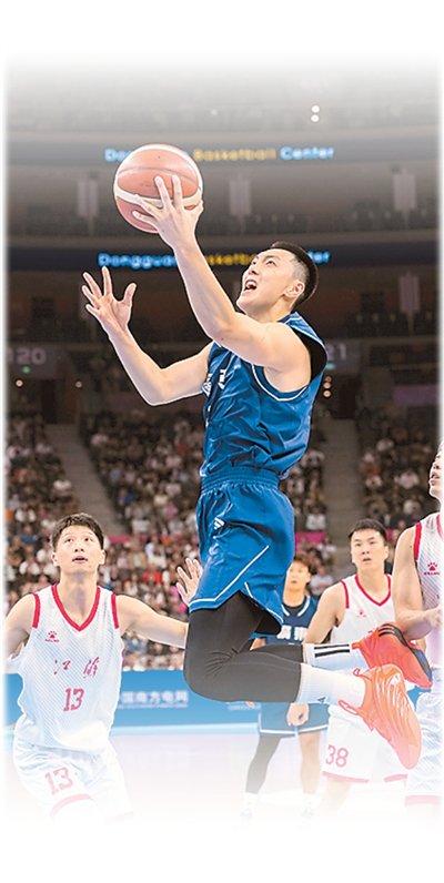 廣東隊球員胡明軒（上）在籃球男子成年組比賽中突破上籃。新華社記者 李博攝