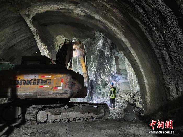 鶴哈高速鶴崗至苔青段工程建設項目峰岩山隧道施工現場。黑龍江省交通運輸廳供圖