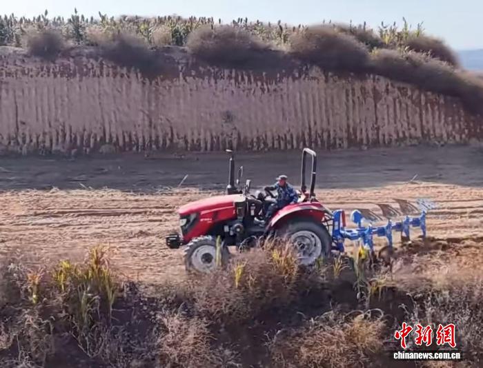 赤木溛村緊抓農時，以機械化作業保障秋糧顆粒歸倉。王錦輝攝