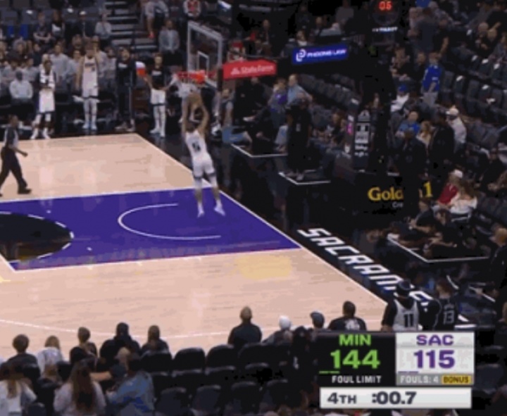 落后29分！国王最后0.8秒底线发球长传 克利福德狂追&压哨上篮